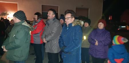 Blagoslov božično-novoletnega drevesa s prižigom lučk v razkriškem križišču 13